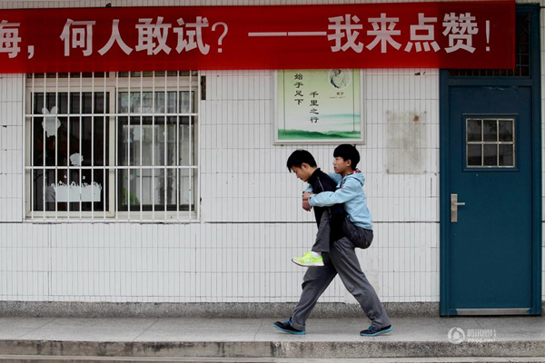 อบอุ่นใจ เด็กจีนอาสาแบกเพื่อนรักขึ้นหลัง ไปโรงเรียนด้วยกันตลอด 3 ปี