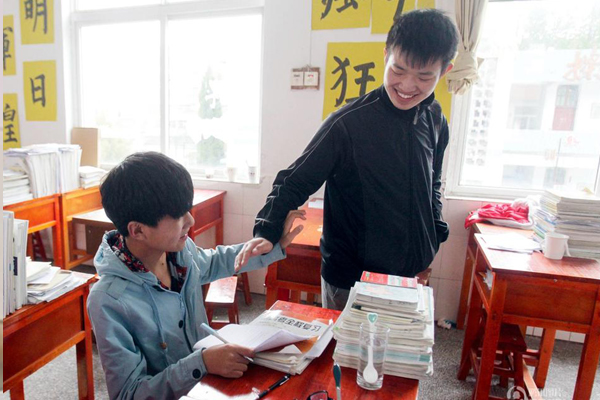 อบอุ่นใจ เด็กจีนอาสาแบกเพื่อนรักขึ้นหลัง ไปโรงเรียนด้วยกันตลอด 3 ปี