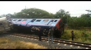 รถไฟชนสิบล้อ