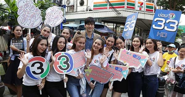 "บอมบ์-ธนิน" ควงสาวแฝด! บุกตลาดละลายทรัพย์