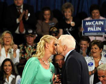  Cindy McCain กับ John McCain