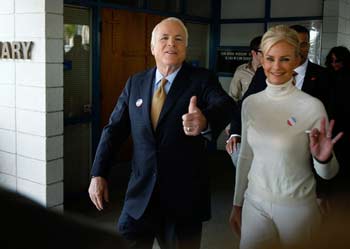  Cindy McCain กับ John McCain