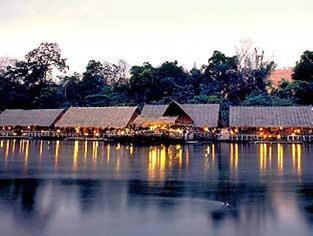 เรือนแพ จังเกิลราฟท์ จังหวัดกาญจนบุรี ประเทศไทย 