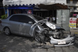 หนุ่มสติแตก ซิ่งเก๋งไล่ชนดะ ย่านสุทธิสาร ตร.จราจรบาดเจ็บ หนุ่มสติแตก ซิ่งเก๋งไล่ชนดะ ย่านสุทธิสาร ตร.จราจรบาดเจ็บ