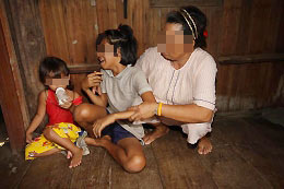 2 เด็กหญิงโดนทิ้ง