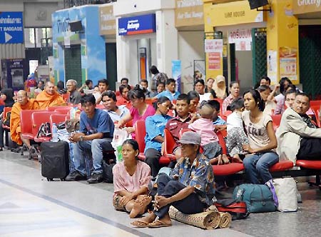 ประชาชนที่มารอรถไฟต่างผิดหวังหลังสหภาพแรงงานรัฐวิสาหกิจการรถไฟแห่งประเทศไทย ประกาศหยุดเดินรถ