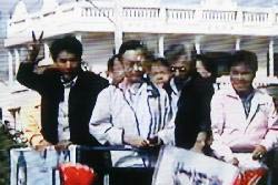 ชวน หลีกภัย โดนปาไข่เน่า