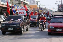 ชวน หลีกภัย โดนปาไข่เน่า