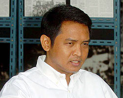 นายสุริยะใส กตะศิลา