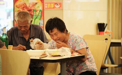 แฉชีวิตขอทานจีน กินข้าวโรงแรมหรู-ช้อปแบรนด์เนม