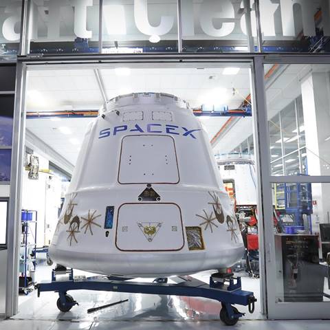 SpaceX เตรียมส่ง 2 นักท่องเที่ยวเศรษฐี ทัวร์รอบดวงจันทร์ในปี 2561 