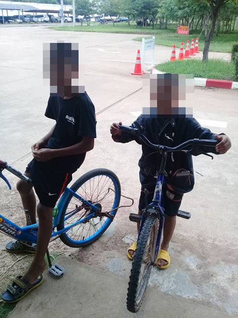  เด็ก 2 คนปั่นจักรยานกว่า 50 กม