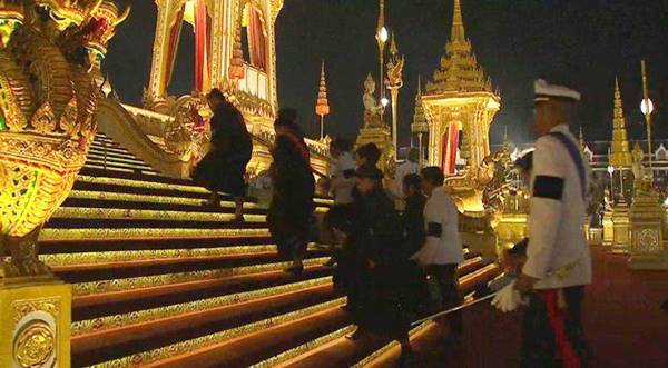 ราชวงศ์-ผู้นำต่างประเทศ ขึ้นพระเมรุมาศ วางดอกไม้จันทน์