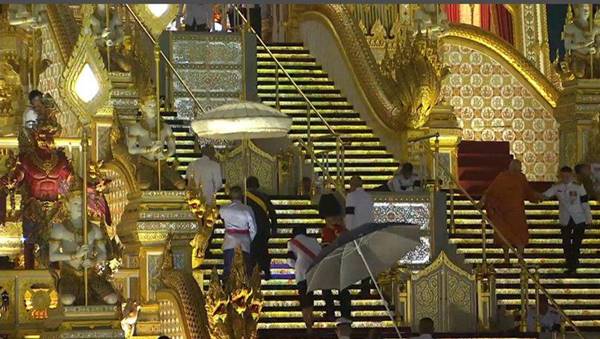 ราชวงศ์-ผู้นำต่างประเทศ ขึ้นพระเมรุมาศ วางดอกไม้จันทน์
