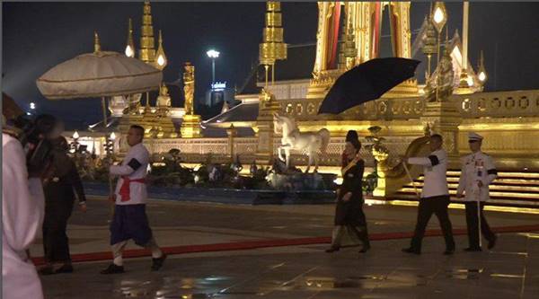 ราชวงศ์-ผู้นำต่างประเทศ ขึ้นพระเมรุมาศ วางดอกไม้จันทน์