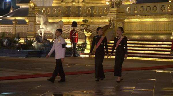 ราชวงศ์-ผู้นำต่างประเทศ ขึ้นพระเมรุมาศ วางดอกไม้จันทน์