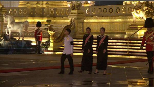 ราชวงศ์-ผู้นำต่างประเทศ ขึ้นพระเมรุมาศ วางดอกไม้จันทน์