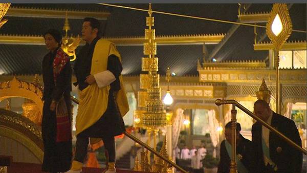 ราชวงศ์-ผู้นำต่างประเทศ ขึ้นพระเมรุมาศ วางดอกไม้จันทน์