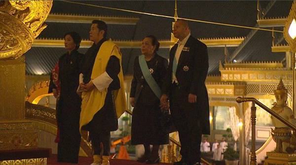 ราชวงศ์-ผู้นำต่างประเทศ ขึ้นพระเมรุมาศ วางดอกไม้จันทน์