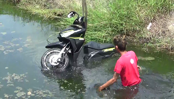  ขี่รถจักรยานยนต์ตกคลองน้ำเสีย 