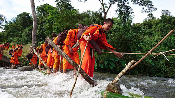 หมาแสนรู้ ลุยกระแสน้ำร่วมกับพระเณร ในเส้นทางธุดงค์ธรรมะห่มดอย