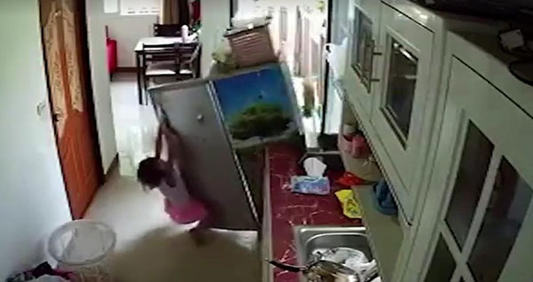 เด็กหญิงโหนตู้เย็นเกือบล้มทับ