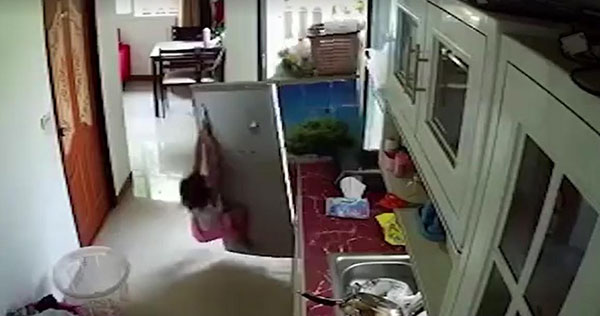 เด็กหญิงโหนตู้เย็นเกือบล้มทับ