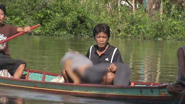 น้ำท่วมพิจิตรสูง 2 เมตร ลูกเขยอุ้มศพพ่อตานั่งเรือไปวัดอย่างทุลักทุเล