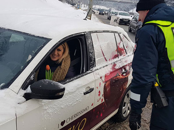 ตำรวจลิทัวเนียฉลองวันสตรีสากล แจกดอกไม้ให้ผู้หญิงแทนใบสั่ง