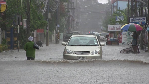 น้ำท่วมพิษณุโลก หลังฝนถล่มหนัก ถนนหลายสายในตัวเมือง น้ำสูงครึ่งเมตร