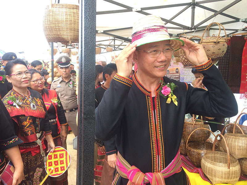นายอำเภอขุขันธ์ ติดดิน เดินเก็บขยะหน้าอำเภอ