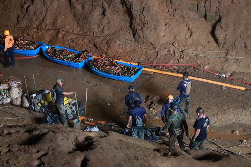 หน่วยซีลขนอุปกรณ์ช่วย 13 หมูป่าออกจากถ้ำหลวง-โค้ชเอก พาเด็ก ๆ ช่วย 