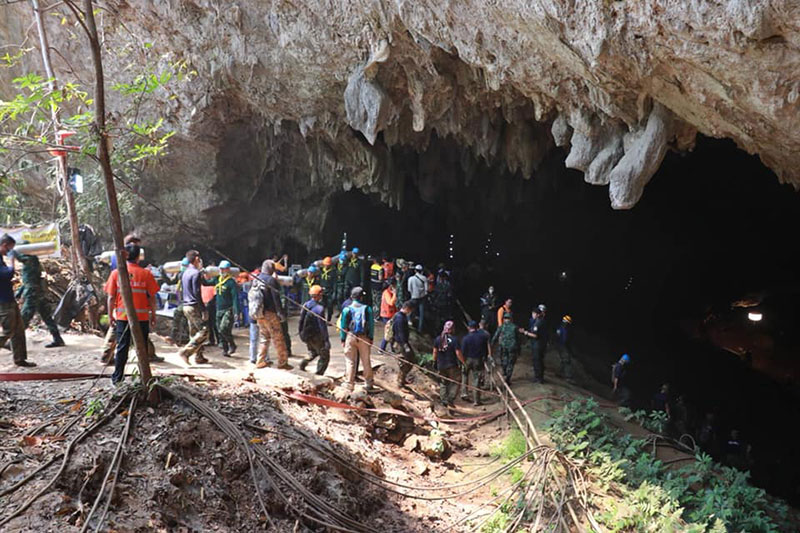 หน่วยซีลขนอุปกรณ์ช่วย 13 หมูป่าออกจากถ้ำหลวง-โค้ชเอก พาเด็ก ๆ ช่วย 