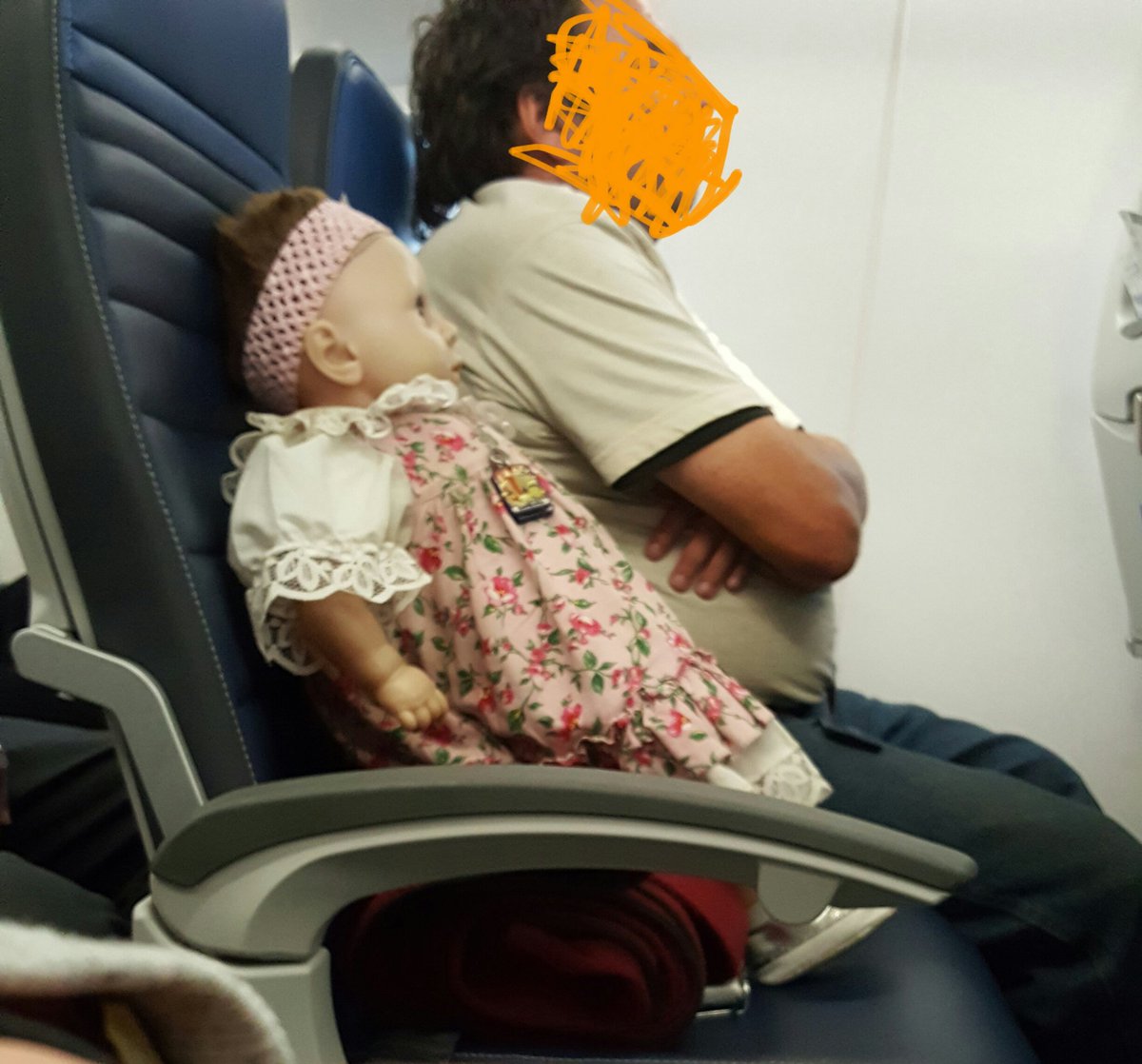 สาวแอบสยอง นั่งข้างตุ๊กตาเด็กบนเครื่องบิน ถึง 2 ครั้ง