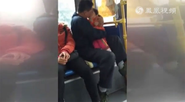 คลิปพ่อจูบลูกสาวบนรถเมล์ เข้าข่ายล่วงละเมิดไปไหม