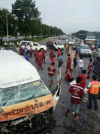 รถตู้ชนสิบล้อตรงจุดยูเทิร์นร้อยศพ อยุธยา ดับ 1 เจ็บอีก 8