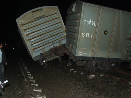 รถไฟบรรทุกสินค้าตกรางที่โคราช สายอีสานชะงัก