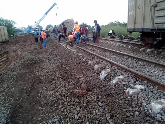 รถไฟบรรทุกสินค้าตกรางที่โคราช สายอีสานชะงัก