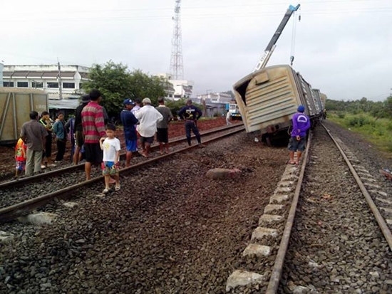 รถไฟบรรทุกสินค้าตกรางที่โคราช สายอีสานชะงัก