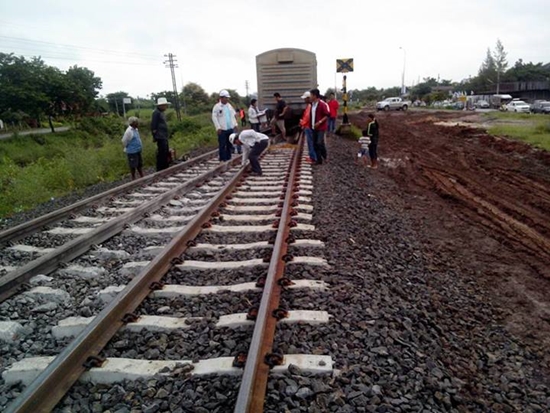 รถไฟบรรทุกสินค้าตกรางที่โคราช สายอีสานชะงัก