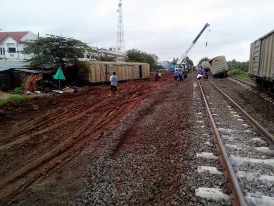 รถไฟบรรทุกสินค้าตกรางที่โคราช สายอีสานชะงัก