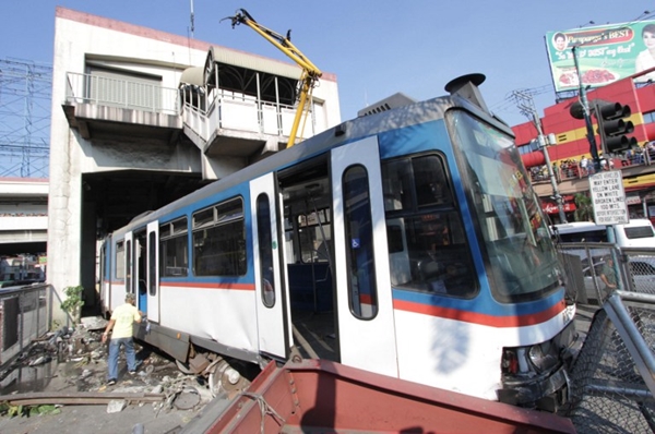 รถไฟฟิลิปปินส์พุ่งทะลุที่กั้นคอนกรีต