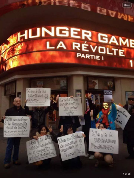 อั้ม เนโกะ ชู 3 นิ้ว ประท้วงหน้าโรงหนัง Hunger Games ฝรั่งเศส 