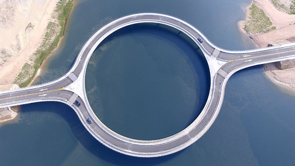 อุรุกวัยสร้างสะพานวงกลมข้ามทะเลสาบ