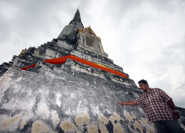 เจดีย์ภูเขาทอง จ.พระนครศรีอยุธยา ถูกขีดเขียน 