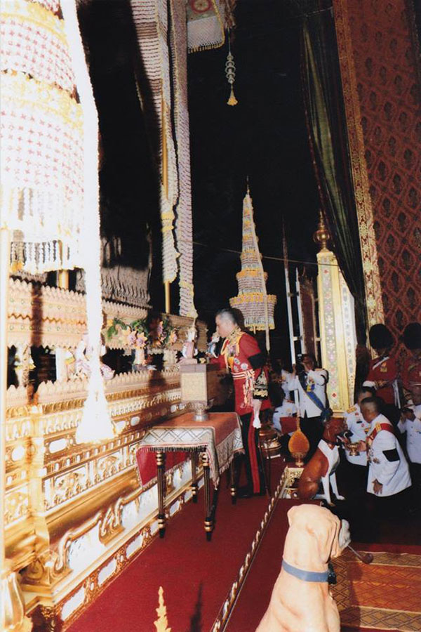 ภาพพระราชทาน สมเด็จพระเจ้าอยู่หัว - สมเด็จพระเทพฯ ถวายพระเพลิงพระบรมศพ