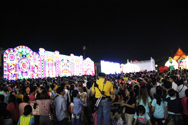เคาท์ดาวน์ลานคนเมืองประดับไฟ