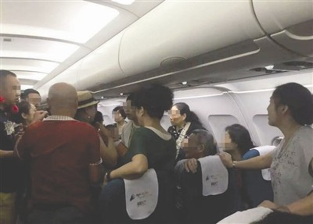 นักท่องเที่ยวจีนเปิดศึกบนเครื่องบินกัมพูชา เจอเชิญลงจากเครื่องยกแก๊ง