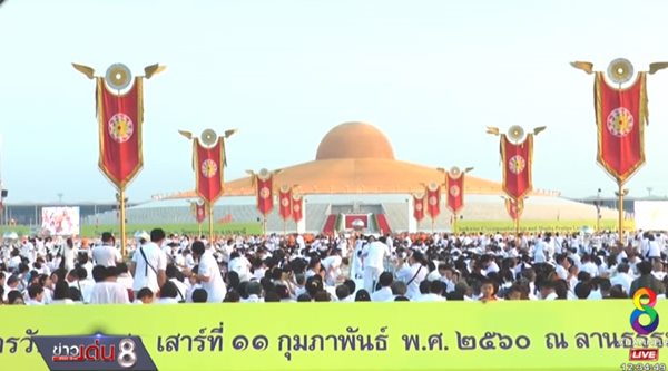 พุทธศาสนิกชนร่วมตักบาตรพระ 3,000 รูป ที่วัดพระธรรมกาย