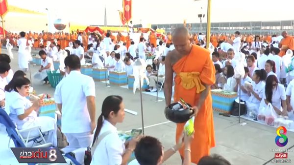 พุทธศาสนิกชนร่วมตักบาตรพระ 3,000 รูป ที่วัดพระธรรมกาย